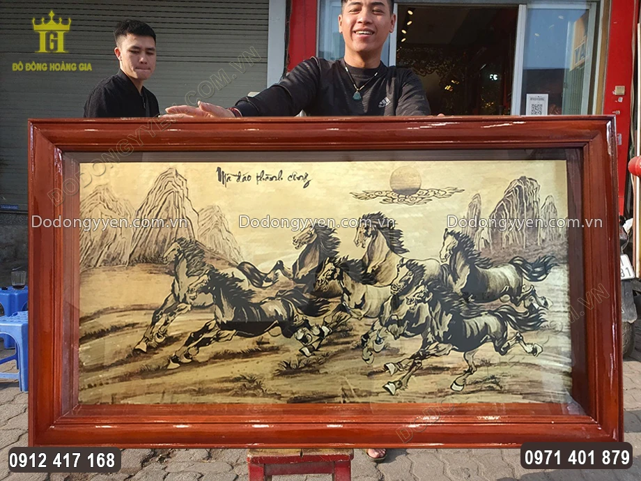 Khung tranh bằng gỗ gụ v&ocirc; c&ugrave;ng chắc chắn